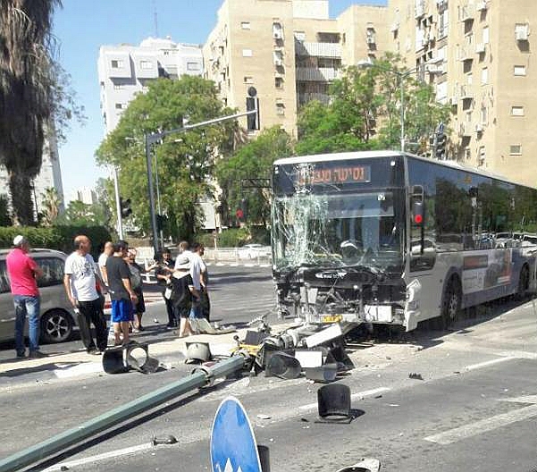 התאונה בצומת המשחררים-מוריה (צילום: מיטל דבוש)